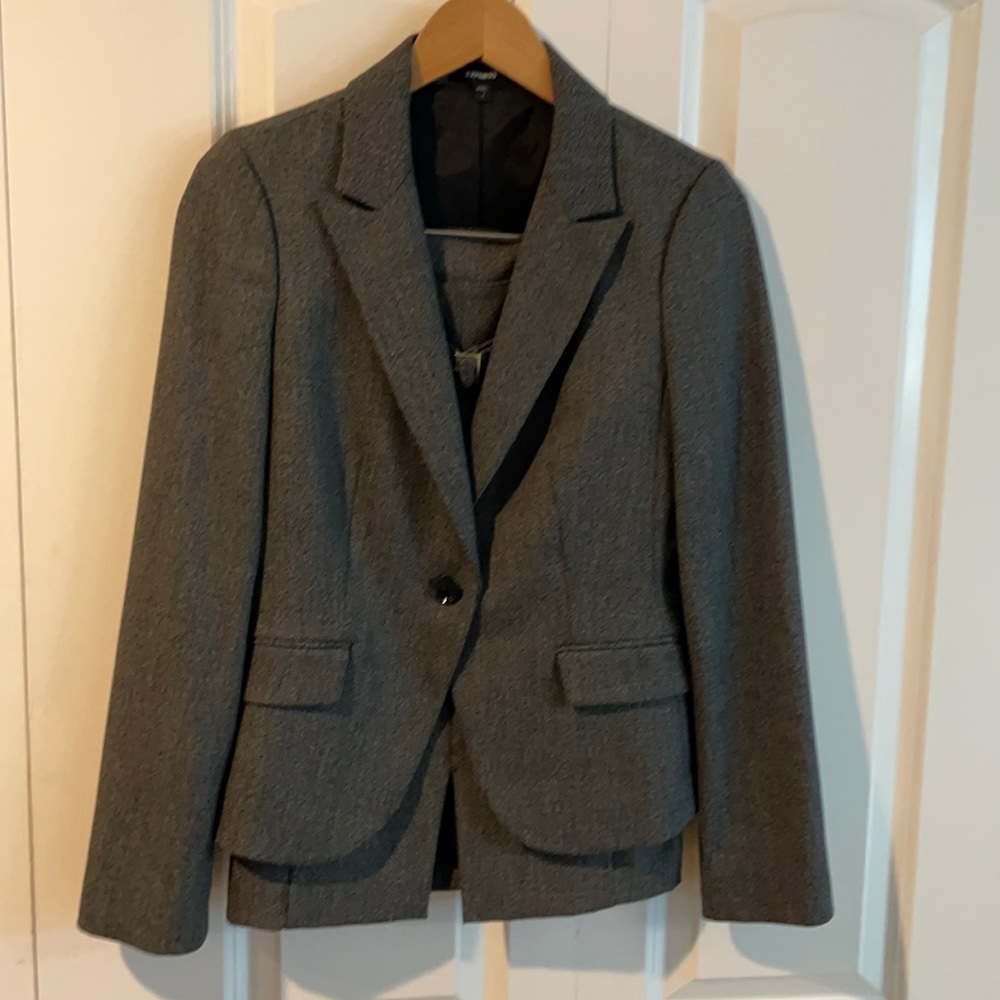 Express size 4 gray pencil skirt suit. EUC